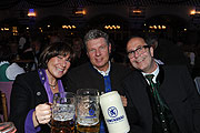 Wirtschaftsreferent und OB-Kandidat der SPD, Dieter Reiter (Mi.)mit Frau und Brauereichef Günther Kador (re.)  (©Foto: Ingrid Grossmann)